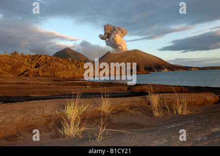 Ausbrechenden Vulkan tavurvur Caldera rabaul Neu-britannien Insel Papua-Neuguinea Stockfoto