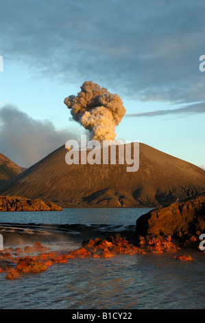 Ausbrechenden Vulkan tavurvur Caldera rabaul Neu-britannien Insel Papua-Neuguinea Stockfoto