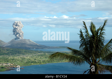 Blick auf rabaul auf dem ausbrechenden Vulkan tavurvur Caldera rabaul Neu-britannien Insel Papua-Neuguinea Stockfoto