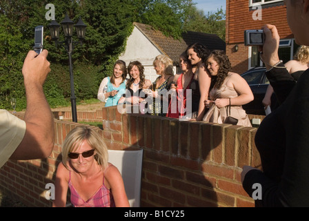 Abschlussball Party sechzehn Jahre alte Teenager-Mädchen an einem Schulabschluss Ende des Jahres Surrey England vor der Abreise für die Schule Veranstaltungsort. 2008 2000ER UK HOMER SYKES Stockfoto