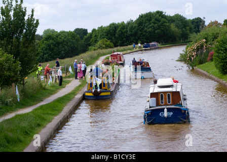 Zwei Vergnügen Boote Ferienpass schmale Boot in Floating Garden Festival in Middlewich am gonna Blumen geschmückt Ritt Heide Stockfoto