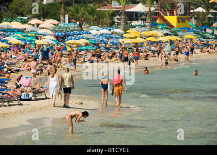 Sommer Massen von Menschen und Schatten Sonnenschirme am Agia Napa Beach-Zypern Stockfoto