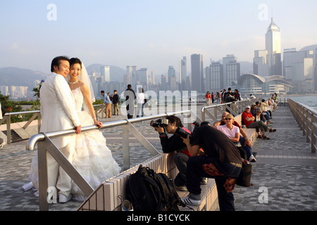 Fotografen, die Bilder von einem Brautpaar auf dem Pier von Kowloon, Hong Kong, China Stockfoto