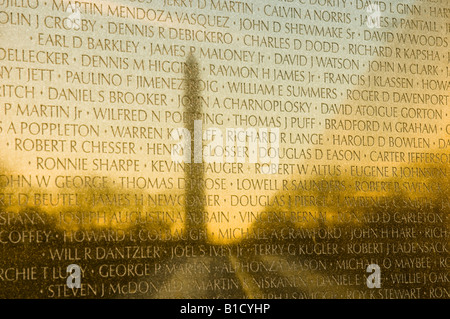 Reflexion des Washington Memorial auf dem Viet Nam-Denkmal in der Morgendämmerung Stockfoto