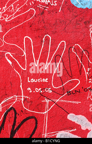 Berlin-Deutschland-Abschnitt der Berliner Mauer in der Eastside Gallery zeigt Detail von Hand print Form graffiti Stockfoto