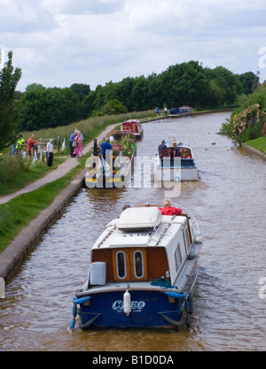 Zwei Vergnügen Boote Ferienpass schmale Boot in Floating Garden Festival in Middlewich am gonna Blumen geschmückt Ritt Heide Stockfoto