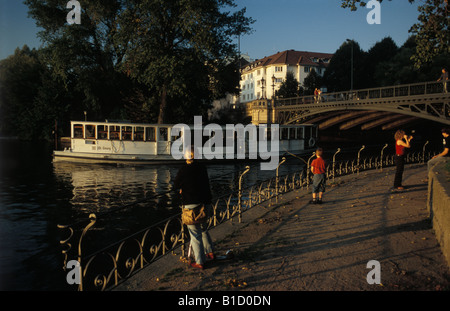 Ein absolutes muss: eine Kreuzfahrt auf der Außenalster See und seinen Kanälen mitten in der Stadt Hamburg, Deutschland Stockfoto