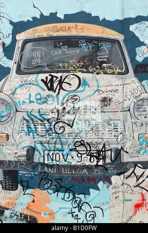 Berlin-Deutschland-Abschnitt der Berliner Mauer in der Eastside Gallery zeigt DDR Trabant Auto Graffiti Wandmalerei Stockfoto