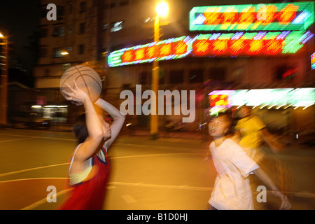 Schulmädchen beim Basketball im Stadtteil Kowloon, Hong Kong, China Stockfoto