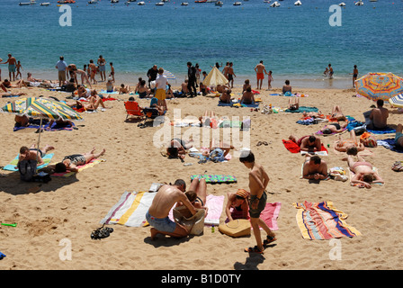 Urlauber am Strand von Llafranc an der Costa Brava-Spanien Stockfoto