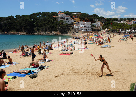 Urlauber am Strand von Llafranc an der Costa Brava-Spanien Stockfoto