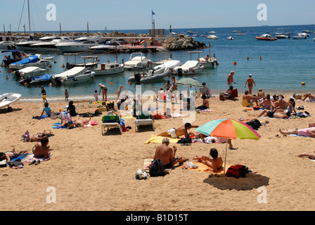 Urlauber am Strand von Llafranc an der Costa Brava-Spanien Stockfoto