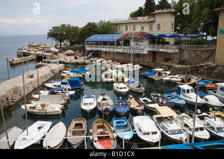 Lovran Istrien Kroatien Europa kann schaut auf Fischerboote vertäut im kleinen Hafen dieser Stadt Stockfoto