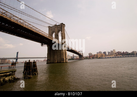 Brooklyn Bridge von Empire Fulton Ferry Park, Brooklyn gesehen. Stockfoto