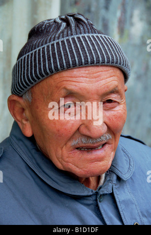 Ein Alter Mann sitzt außerhalb der große Basar in Istanbul, Verkauf von traditionellen Perlen und Rosenkränze. Stockfoto