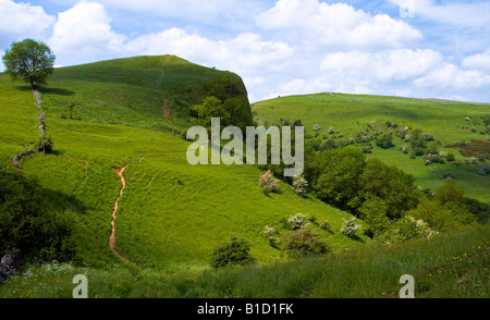 Blick über das Krümmer-Tal bis zum Gipfel des der Thor Höhle Felsen in der Peak District National Park Staffordshire Stockfoto