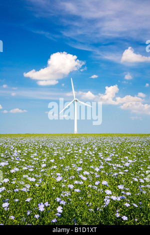 Einzelne Windkraftanlage gegen einen Sommerhimmel mit blauer Flachs oder Leinsamen in den Vordergrund, Oxfordshire, England, UK Stockfoto