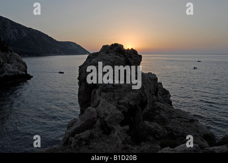 Sonnenuntergang über Mikro Seitani Beach auf Samos in Griechenland Stockfoto