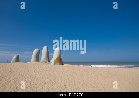 Hand einer ertrinkenden Mannes Skulptur in Playa Brava Strand Punta del Este-Uruguay Stockfoto