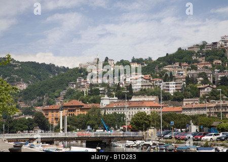 Rijeka Istrien Kroatien Europa kann Suche entlang des Oskocka Flusses in Richtung Trsat Burg auf einem Hügel mit Blick auf die Stadt Stockfoto