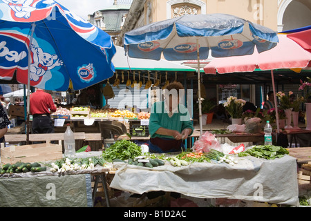 Rijeka Istrien Kroatien Europa können weibliche Standinhaber, die Überprüfung ihrer Einnahmen am Ende eines Handelstages im Markt Stadt Stockfoto