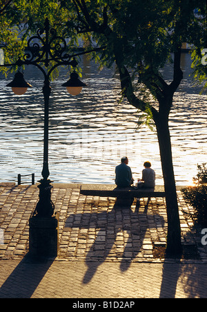 Älteres Paar sitzt auf der Bank des Flusses Guadalquivir. Sevilla. Andalusien. Spanien. Stockfoto