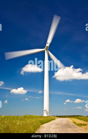 Einzelne Windturbine mit Schaufeln drehen gegen einen tiefblauen Sommerhimmel auf einen Küsten Windpark in Oxfordshire, England, UK Stockfoto