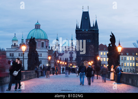 Touristen auf der Karlsbrücke, Prag, Tschechische Republik Stockfoto