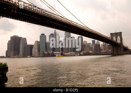 Brooklyn Bridge von Empire Fulton Ferry Park, Brooklyn gesehen. Stockfoto