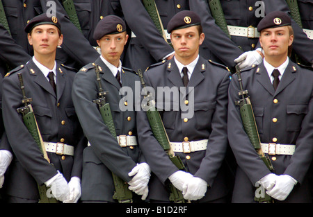 Mitglieder der schwedischen königlichen Garde Line-up für einen Fototermin vor dem königlichen Palast in Stockholm, Schweden. Stockfoto