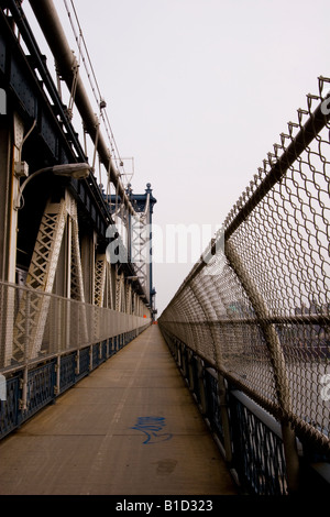 Gehweg von der Manhattan Bridge, Blick in Richtung Brooklyn Stockfoto