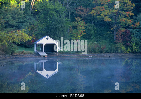 Ein schönes Bootshaus befindet sich neben einem kleinen See im Hudson Valley in der Nähe von Cold Spring New York Stockfoto