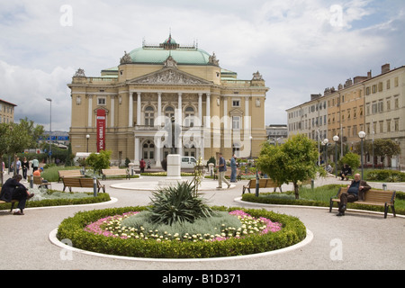 Rijeka Istrien Kroatien Europa kann Leute sitzen in der Stille der Croatian National Theatre Gärten Ivana Pl Zajaca Stockfoto