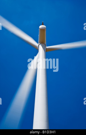Nahaufnahme von Windturbine mit Schaufeln drehen gegen einen wolkenlosen, tiefblauen Himmel bei Westmill Windpark Shrivenham, Oxfordshire Stockfoto