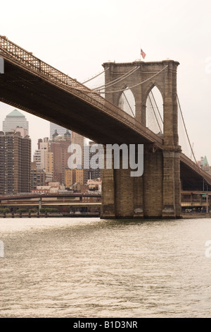 Brooklyn Bridge von Empire Fulton Ferry Park, Brooklyn gesehen. Stockfoto