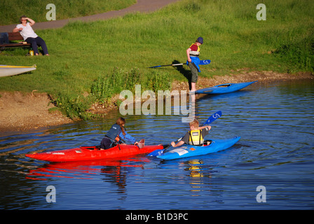 Kinder spielen in Kajaks, Themse, Cookham, Berkshire, England, Vereinigtes Königreich Stockfoto