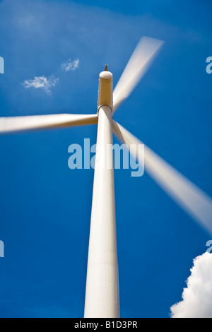 Nahaufnahme von Windturbine mit Schaufeln drehen vor einem tiefblauen Himmel bei Westmill Windpark Shrivenham, Oxfordshire, England, UK Stockfoto