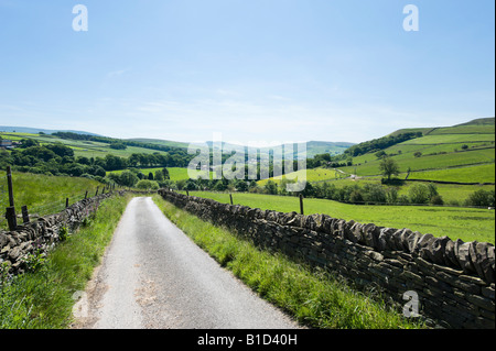 Landstraße in High Peak in der Nähe von Hayfield (zwischen Glossop und Buxton), Peak District, Derbyshire, England, UK Stockfoto