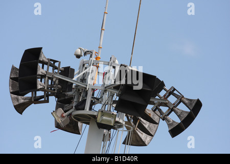 öffentliche Adresse Tower mit Lautsprechern, Kameras und Antennen befestigt Stockfoto