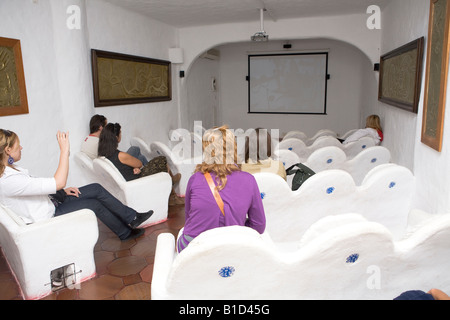 Mini-Kino im Inneren Casapueblo Punta del Este-Uruguay, wo Sie einen Film von Carlos Paez Vilaro Leben beobachten können Stockfoto