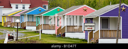 Bunte Urlaub Hütten in der Nähe von Ellsworth, Maine Stockfoto