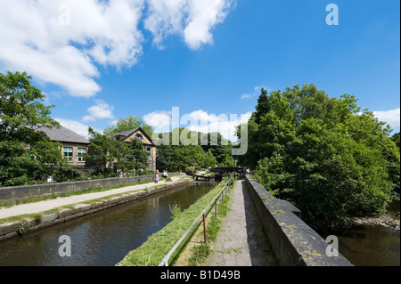 Rochdale Kanal überqueren des Flusses Calder, Hebden Bridge, Calder Tal, West Yorkshire, England, Vereinigtes Königreich Stockfoto