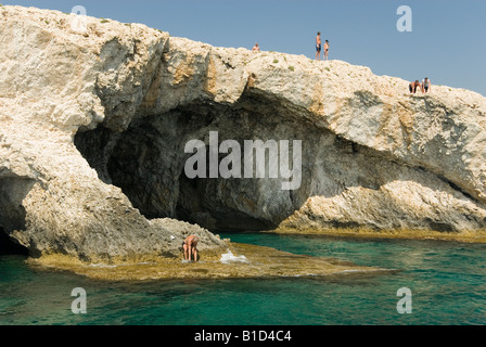 Menschen auf den Felsen, Klippe Höhlen der Mittelmeer-Agia Napa-Zypern erkunden Stockfoto