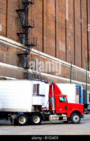 Ein halb Traktor Anhänger LKW am Lager Dock in Chicago, IL. Stockfoto