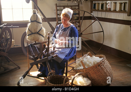 In einem der historischen Gebäude in der Shaker Village von Pleasant Hill in Kentucky eine Frau gekleidet in traditionellen Shaker Gerinnsel Stockfoto