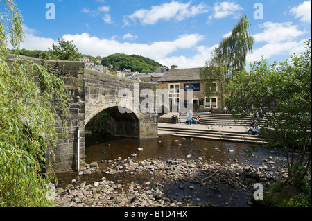 Alten Lastesel Brücke auf dem Fluß Calder im Stadtzentrum, Hebden Bridge, Calder-Tal, West Yorkshire, England Stockfoto