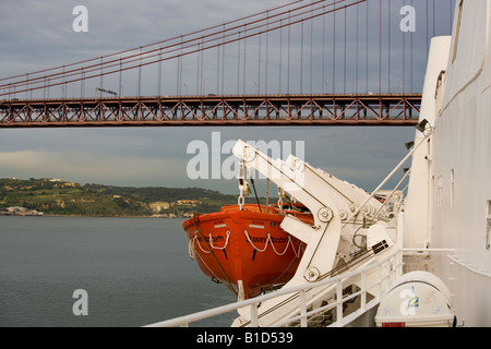 Cunard QE2 Unterquerung der Brücke 25 de Abril in Lissabon Portugal Stockfoto