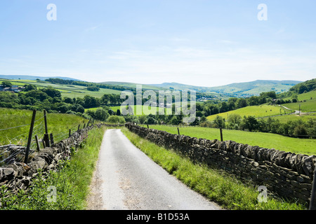 Landstraße in High Peak in der Nähe von Hayfield (zwischen Glossop und Buxton), Peak District, Derbyshire, England, UK Stockfoto