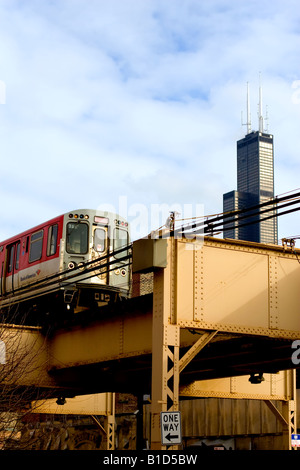 Der Sears Tower steht über die Chicago Transit Authority El Strecken über See St. in Chicago, IL. Stockfoto