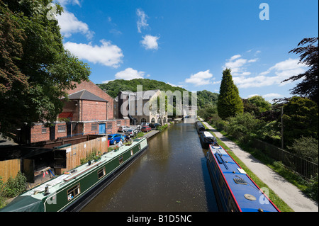 Narrowboats auf den Rochdale Kanal, Hebden Bridge, Calder-Tal, West Yorkshire, England, Vereinigtes Königreich Stockfoto